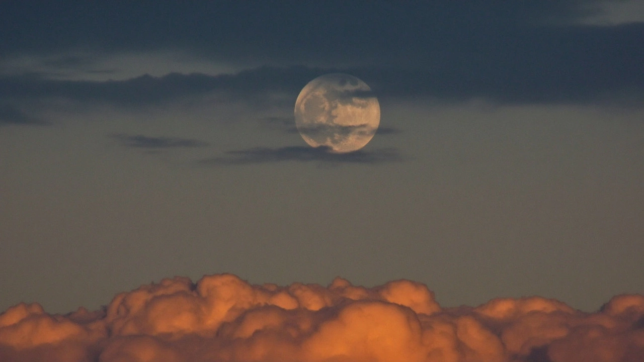 How and When to See the Strawberry Moon in Reno
